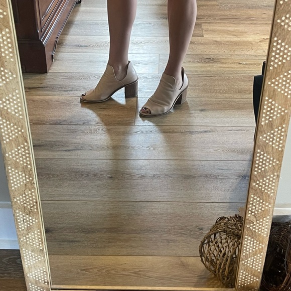 Chinese Laundry nude leather wedge heels. Comfy, light & Neutral tan color. - Picture 5 of 9